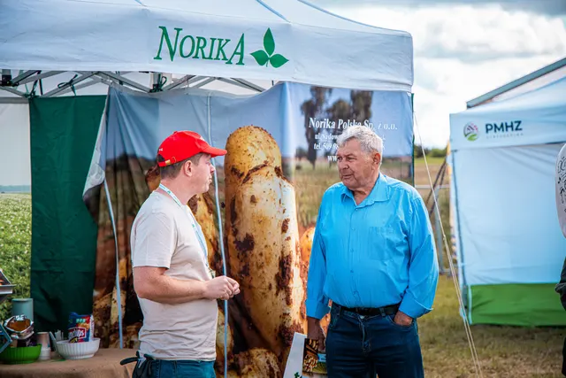 Stoiska wystawców i odwiedzający targi