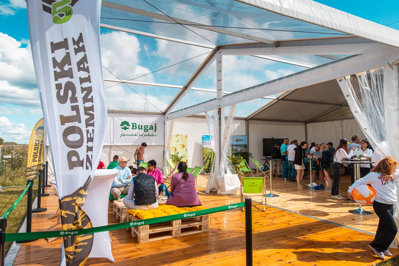 Strefa networkingu pod namiotem na targach Strefa networkingu pod namiotem na targach